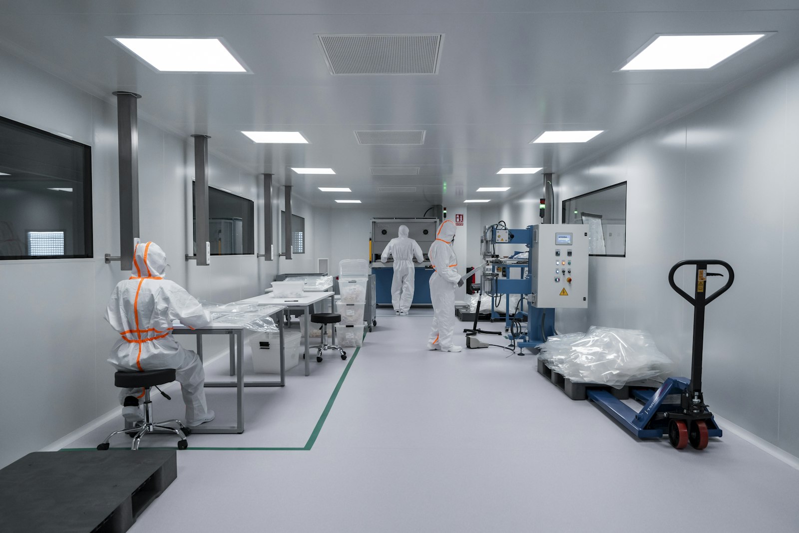 Industry reference photo of a spacious cleanroom production area with operators and equipment